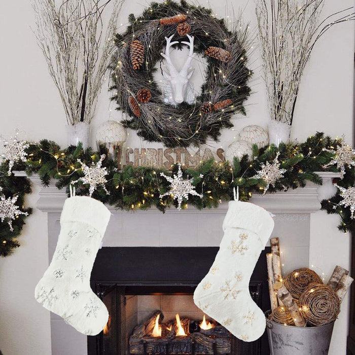 Calcetines de felpa con copos de nieve y bordado navideño