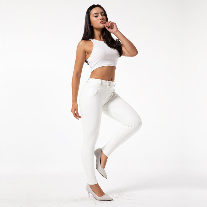 Weiße PU-Lederhosen für Frauen zum Tragen in sportlichen und eleganten Optik