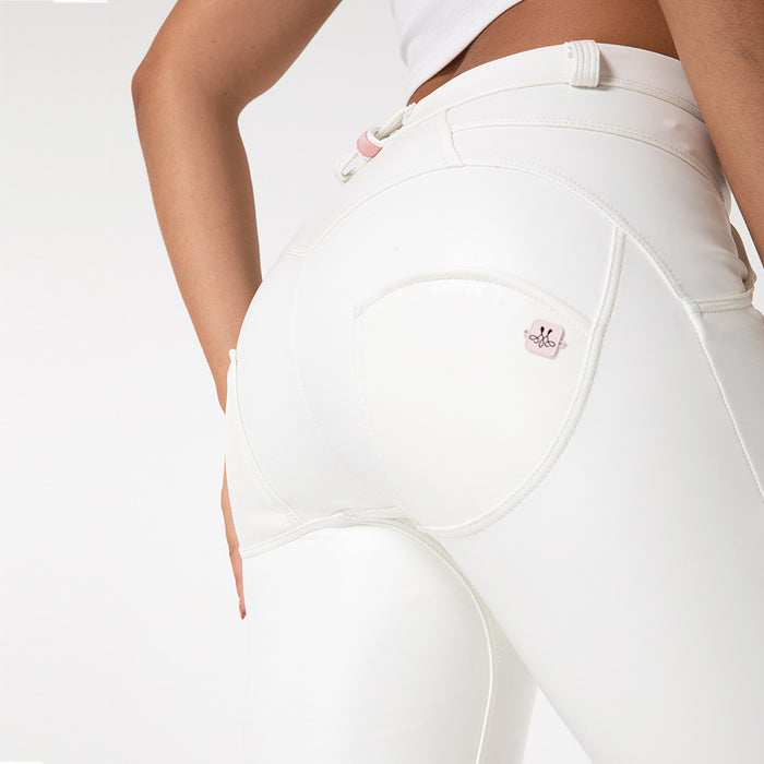 Weiße PU-Lederhosen für Frauen zum Tragen in sportlichen und eleganten Optik